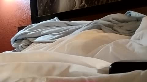 Im single online show from March 31, 8:10 pm