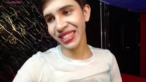 joshua_saenz_ online show from June 1, 11:38 pm