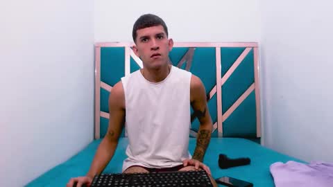 josue_linares online show from September 18, 7:38 pm