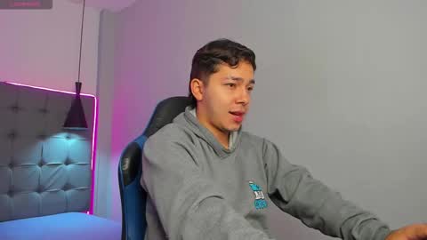 julian_smith21 online show from February 25, 12:17 pm