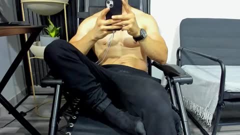 Julian online show from February 12, 11:44 pm