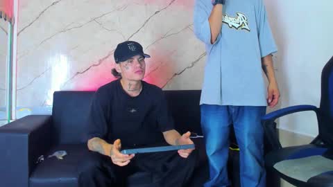 kevinperlas_ online show from November 16, 8:33 pm