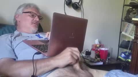 kingtongue10 online show from April 22, 9:19 pm