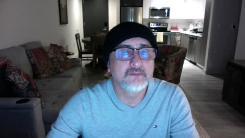 QS - INDEPENDENT MODEL online show from December 7, 7:05 am