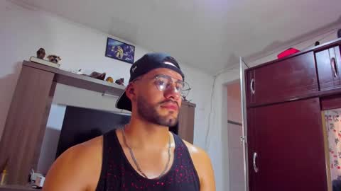 Leon Hart online show from December 24, 9:00 pm