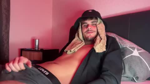 leosehenrot736234 online show from April 14, 9:03 pm