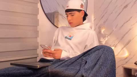 Snapshot of liam_055 chatting on February 28, 5:04 am Liam online show from February 28, 5:04 am