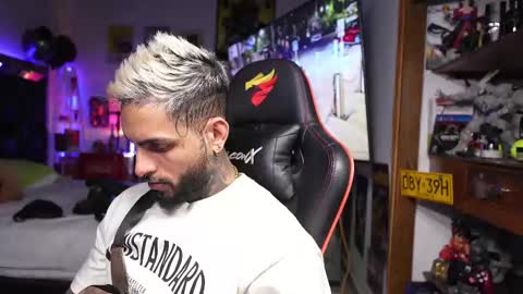 logan_hugh8 online show from March 20, 6:06 am