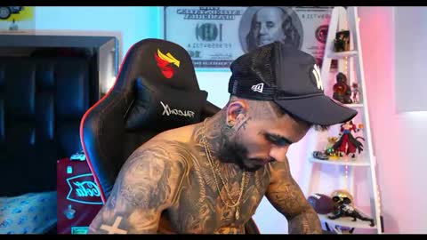 logan_hugh8 online show from February 26, 5:17 pm