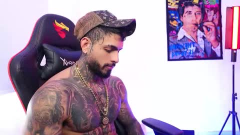 logan_hugh8 online show from November 17, 7:28 pm