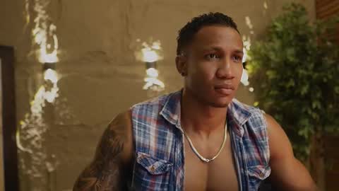 logan_varela online show from November 20, 1:43 pm