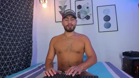 Snapshot of los_juanes chatting on March 11, 10:07 am JUAN  JUAN online show from March 11, 10:07 am