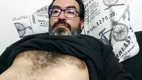 Snapshot of luis2988z chatting on October 16, 4:20 am Hairyman online show from October 16, 4:20 am