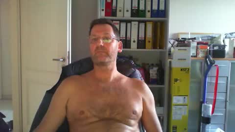 macfly67 online show from April 1, 5:43 pm