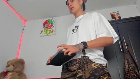Snapshot of mateo_escobar chatting on October 19, 5:34 am mateo_escobar online show from October 19, 5:34 am