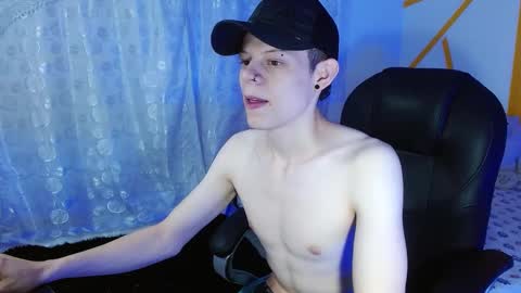 Snapshot of matthewboy_ chatting on December 19, 7:29 am MatthewBoy online show from December 19, 7:29 am