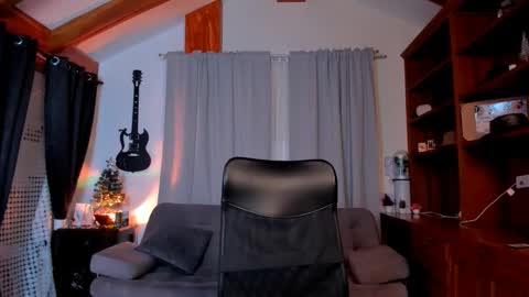 Snapshot of max_dic1 chatting on January 6, 11:51 am max D. online show from January 6, 11:51 am