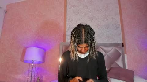Snapshot of maxim_walker chatting on March 4, 3:00 am maxim online show from March 4, 3:00 am