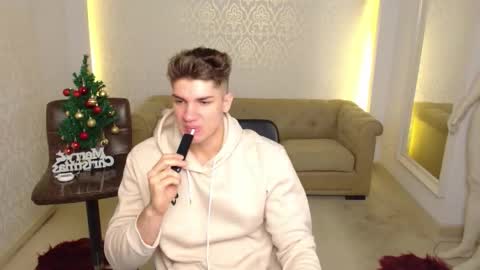 MaxKaiden online show from December 5, 6:53 am