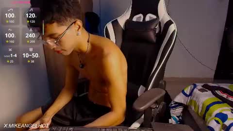 Mike Pineapple online show from July 9, 3:55 am