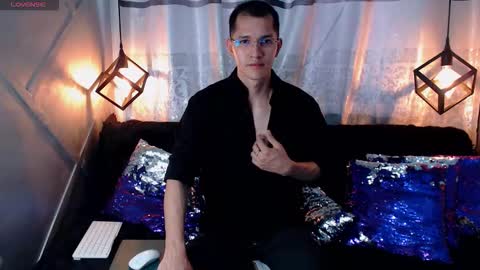 milandavid1 online show from March 13, 6:47 pm