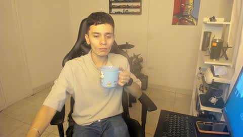 Snapshot of mr_andresr chatting on February 4, 2:17 am Andy online show from February 4, 2:17 am