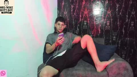 mr_mikehott_8 online show from December 14, 3:46 am