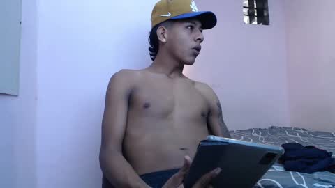 Snapshot of mr_stiven_ chatting on December 23, 2:35 am mr_stiven_ online show from December 23, 2:35 am