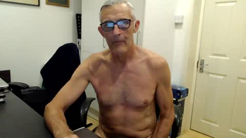 nakedcarpenteruk online show from June 26, 10:45 pm