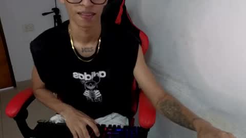 niklaus_wolf online show from April 6, 5:03 pm