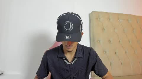 noah_jacksxn online show from May 22, 5:12 am