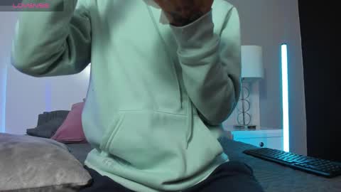 Snapshot of noah_ricci_ chatting on December 8, 11:57 am online show from December 8, 11:57 am