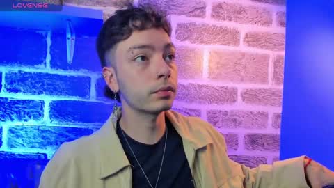 Snapshot of noah_ricci_ chatting on September 18, 12:29 pm online show from September 18, 12:29 pm