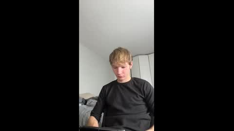 Snapshot of oliver_beck chatting on December 4, 7:01 pm Oliver Beck online show from December 4, 7:01 pm