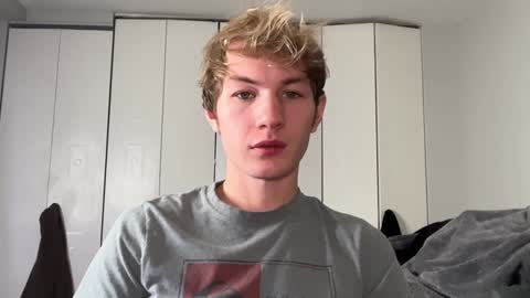 Snapshot of oliver_beck chatting on December 8, 2:18 am Oliver Beck online show from December 8, 2:18 am