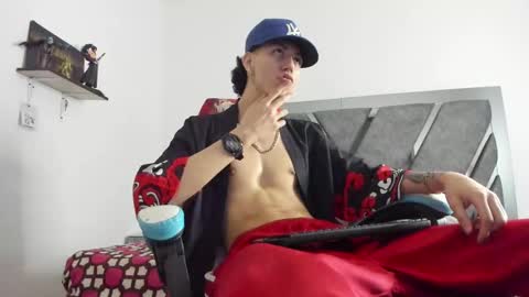 Snapshot of oliverthompson_01 chatting on March 6, 12:10 am oliverthompson_01 online show from March 6, 12:10 am