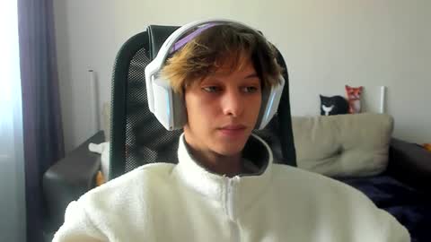 Snapshot of ostin_meoww chatting on September 9, 8:03 am Ostin online show from September 9, 8:03 am