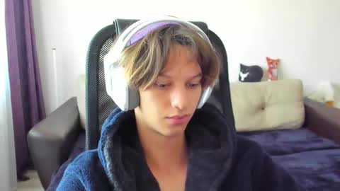 Snapshot of ostin_meoww chatting on October 15, 7:49 am Ostin online show from October 15, 7:49 am