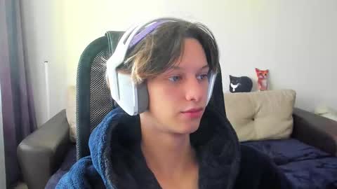 Snapshot of ostin_meoww chatting on October 17, 9:13 am Ostin online show from October 17, 9:13 am