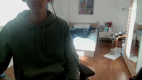 OverkneeBabe online show from December 6, 9:10 am