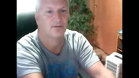Snapshot of playfulguy4fun chatting on October 20, 4:11 pm playfulguy4fun online show from October 20, 4:11 pm