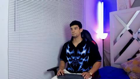 prince_arthur77 online show from May 10, 5:47 pm