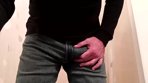 Snapshot of r27822204 chatting on December 7, 1:15 am r2424 online show from December 7, 1:15 am