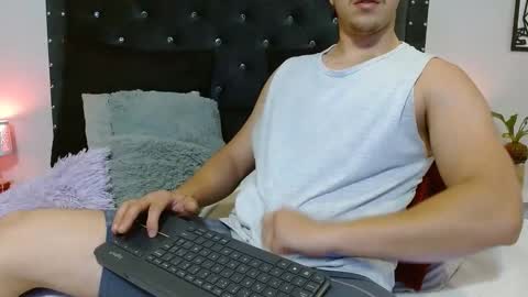 Snapshot of ray_weed chatting on February 10, 12:41 am Ray online show from February 10, 12:41 am