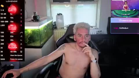 Rayzel White online show from June 11, 6:50 pm
