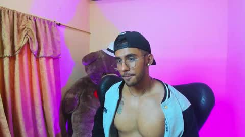 Snapshot of romanpearce_ chatting on February 8, 9:04 pm Roman online show from February 8, 9:04 pm