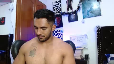 Snapshot of romanpearce_ chatting on October 18, 9:31 pm Roman online show from October 18, 9:31 pm