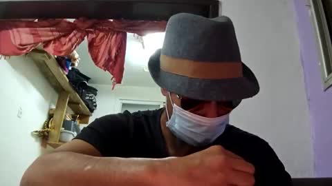 Snapshot of round1fiight chatting on October 15, 7:10 pm round1fiight online show from October 15, 7:10 pm