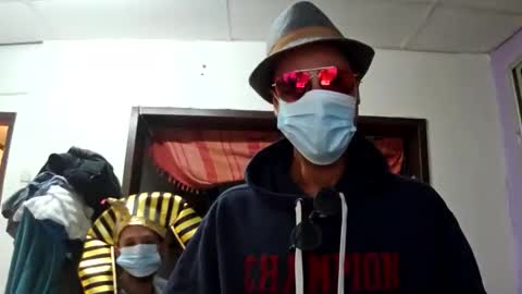 Snapshot of round1fiight chatting on October 29, 7:17 pm round1fiight online show from October 29, 7:17 pm