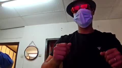 Snapshot of round1fiight chatting on October 11, 11:58 am round1fiight online show from October 11, 11:58 am